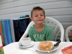 Gardasee  Nico beim Frühstück